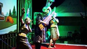 Wisata-Kalsel-Uyau-Moris-seniman-Sape-asal-Malinau-pada-event-Ruai-Rindu-Meratus.jpg
