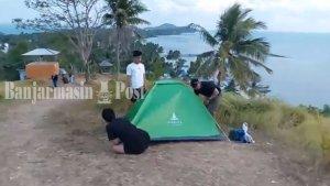 Wisata-Kalsel-mendirikan-tenda-di-Pantai-Teluk-Tamiang-Kabupaten-Kotabaru.jpg