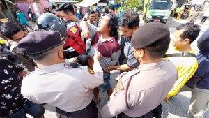 _petugas-gabungan-ketika-mengamankan-seorang-pria.jpg