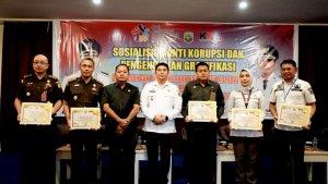 abup-Kotabaru-Andi-Rudi-Latif-SHMM-tengah-foto-bersama-disela-kegiatan-sosialisasi-anti-korupsi.jpg