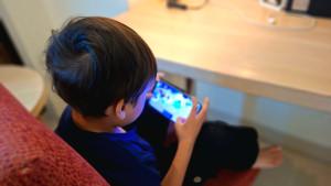 anak-main-gadget.jpg