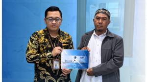 ank-Kalsel-Sayriah-memberikan-santunan-menunjang-pendidikan-Alquran.jpg