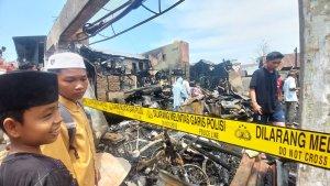 aris-polisi-di-lokasi-kebakaran-di-Kelurahan-Pulau-kecamatan-Kalua-Tabalong.jpg