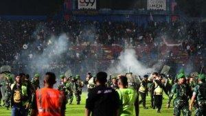 awal-mula-dan-pemicu-kerusuhan-laga-Arema-FC-vs-Persebaya-Surabaya-Liga-1-2022.jpg