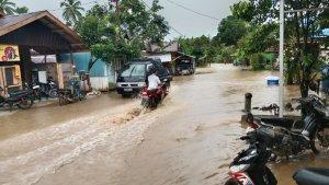 banjir-di-Halong-rendam-jalan.jpg