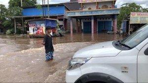 banjir-palangkaraya-pemandu-jalan-irwansyah.jpg