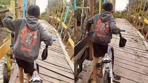 bocah-melewati-jembatan-di-Pantaiharapan-yang-miring.jpg