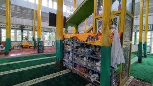 botol-air-mineral-di-Masjid-Al-Mukarramah-Banua-Halat.jpg
