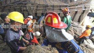 cari-korban-di-pabrik-karet-ambruk-Desa-Lianganggang-kabupaten-Tala-kalsel-Kamis-09032023.jpg