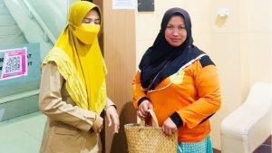 daging-kurban-dari-DPR-RI-Hj-Aida-Muslimah-kepada-petugas-kebersihan-wanita-di-Banjarmasin.jpg