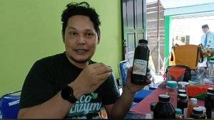 dosen-Fakultas-Teknik-ULM-Banjarmasin-menunjukkan-eco-enzyme-buatannya.jpg