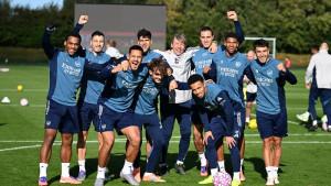 emain-Arsenal-ceria-usai-menjalani-latihan-foto-dari-X.jpg