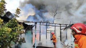 etugas-damkar-tengah-memadamkan-api-yang-melalap-bedakan.jpg