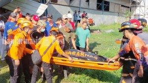 evakuasi-jenazah-M-Yunus-korban-pabrik-karet-ambruk-di-Desa-Liangangang-Kalsel-09032023.jpg