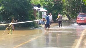 garis-polisi-di-lokasi-ruas-jalan-terendam-di-Desa-Kuangan.jpg