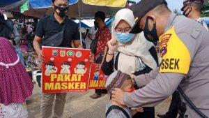 iptu-khamdari-pasangkan-masker-anak.jpg