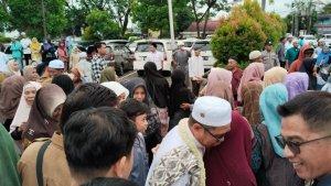 jemaah-haji-saat-tiba-di-Halaman-Masjid-Agung-Barabai.jpg