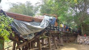 jembatan-ulin-di-Desa-Sungai-Durian-RT-4-Kecamatan-Banua-Lawas-ambruk.jpg