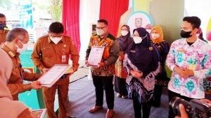 kadinkes-kalsel-hm-muslim-serahkan-penghargaan-dan-hadiah-tabungan-untuk-nakes-teladan.jpg