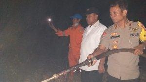 kapolda-kalsel-irjen-pol-yazid-fanani-datang-kelokasi-dan-ikut-memadamkan-api.jpg