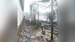 kebakaran-di-kalsel-rumah-hangus-di-desa-pagatan-besar-takisung-kabupaten-tala-minggu-02012022.jpg