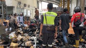 kebakaran-gudang-sparepart-alat-berat.jpg
