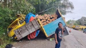 kecelakaan-di-jalan-Ahmad-Yani-Desa-Tri-Mulya-Kecamatan-Sungai-Loban.jpg