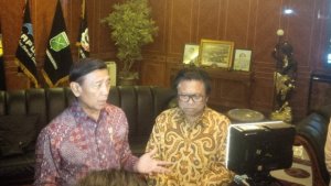 ketua-tim-formatur-partai-hanura-wiranto-dan-sekretaris-tim-formatur-oesman-sapta-odang_20170105_223738.jpg