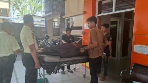 korban-perkelahian-di-Tabunganen-saat-dibawa-ke-Kamar-Jenazah-RSUD-Ulin-Banjarmasin.jpg