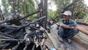 korban-terdampak-kebakaran-meratapi-rumahnya-yang-telah-jadi-arang-di-Desa-Baharu-Utara.jpg