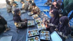 makan-bersama-pelajar-SDN-1-Telaga-pada-jam-istirahat-di-bawah-pohon-di-halaman-sekolah.jpg