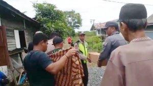 memakamkan-mayat-bayi-di-Desa-Sungai-Puting-Tapin-kalsel-Kamis-02032023.jpg