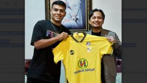 memegang-jersey-kuning-Barito-Putera-didampingi-Owner-klub-Hasnuryadi-Sulaiman.jpg