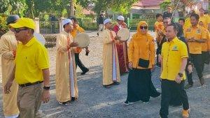 mengantarkan-DPD-Partai-Golkar-mendaftarkan-Bacaleg.jpg