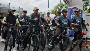 mengayuh-pedal-setelah-melepas-peserta-gowes-Haornas-Tala.jpg