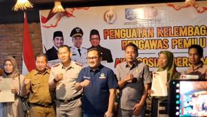 menyerahkan-sertifikat-program-PTSL.jpg