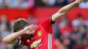 michael-carrick-melakukan-dab-dance_20171230_091427.jpg