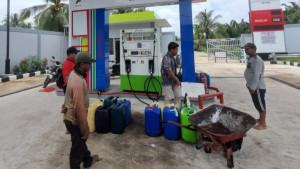 nelayan-aluhaluh-beli-solar.jpg
