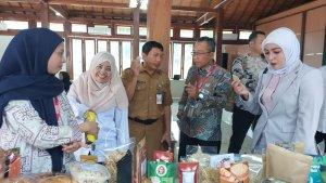 nggota-DPRD-Tala-Hj-Marni-Plt-Kepala-Diskumdag-Tala-Totom-Wahyudi-tengah.jpg