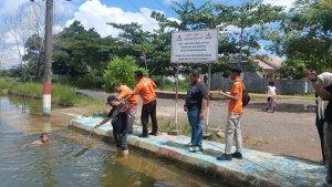 olah-TKP-tewasnya-2-bocah-di-kolam-renang-umum-Perumahan-Lambubg-Mangkurat-Regency.jpg