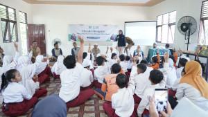 para-relawan-dari-YBM-PLN-memberikan-edukasi.jpg