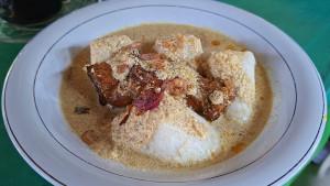 penampakan-menu-ketupat-di-warung-Dharma-di-Jalan-KH-Mansyur-Pelaihari.jpg