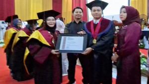 penghargaan-kepada-wisudawan-terbaik.jpg