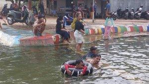 pengunjung-saat-berada-di-kolam-renang-umum-Kompleks-Lambung-Mangkurat-Regency2.jpg