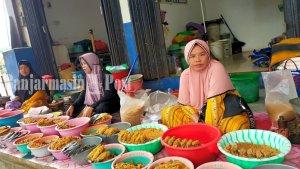 penjual-pakasam-samu-dan-wadi-di-emperan-pertokoan-pasar-agrobisnis-modern-barabai-selasa-04012022.jpg