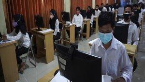 peserta-seleksi-cpns-serius-mengerjakan-soal-selasa-289-siang-2.jpg