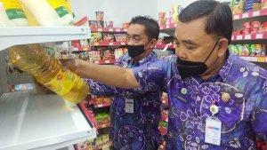 petugas-dari-disperdagin-banjarmasin-melakukan-sidak-di-salah-satu-retail-modern.jpg