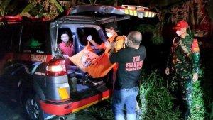 petugas-mengevakuasi-mayat-wanita-tanpa-busana-tapos-depok.jpg
