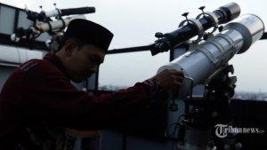 petugas-tim-hisab-oif-umsu-meneropong-posisi-hilal-asdf.jpg