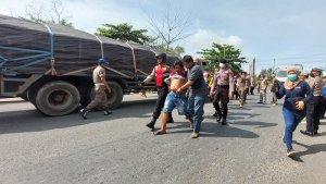 polisi-ketika-mengamankan-seorang-pria-1.jpg